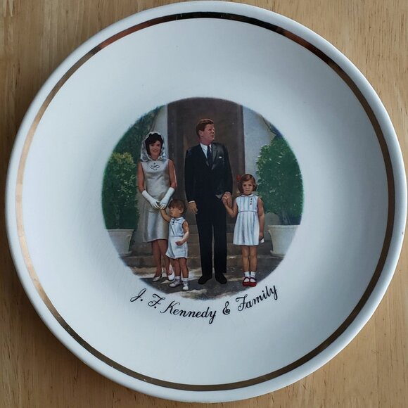 VINTAGE 1960'S JOHN F KENNEDY J.F. KENNEDY & FAMILY COMMENTATIVE PLATE - Picture 1 of 3